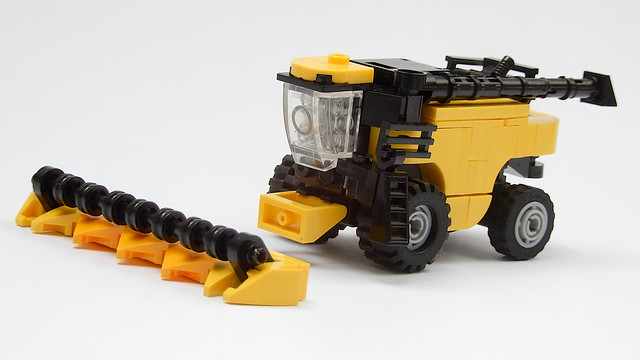Small Lego Combine Harvester New Holland CR 9070 (MOC - 4K)