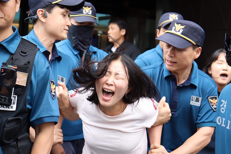 8月24日南韓進步大學生陣線學生試圖闖入大使館時遭警方逮捕。圖：進步大學生陣線提供
