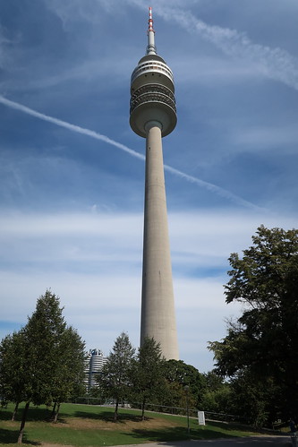 Olympia Turm in München (von unten)