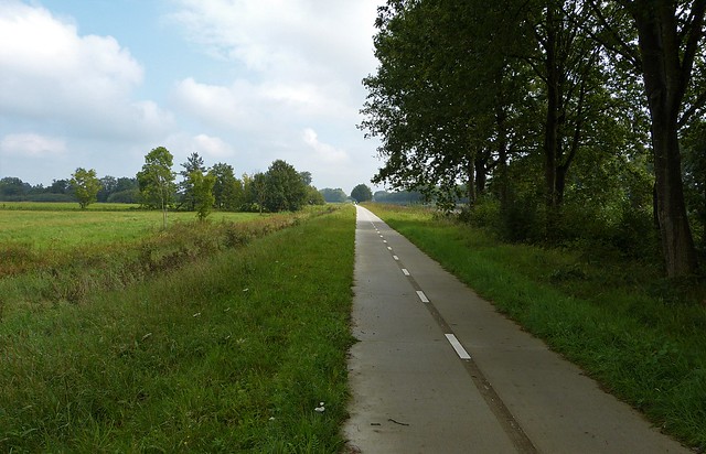 Cycle path along the Hoogeveense Vaart canal