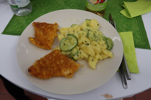 H?hnchenschnitzel zu bayrischem Kartoffelsalat mit Gurken
