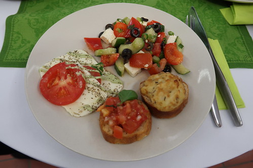 Griechischer Salat zu Bruschetta mit K?se-Kartoffel-Aufstrich, klassischer Bruschetta und Mozzarella-Tomaten