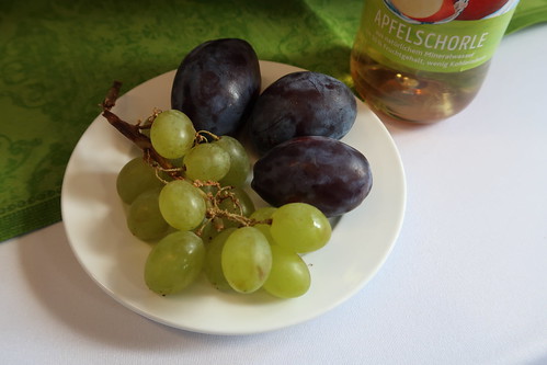 Weintrauben und Zwetschgen