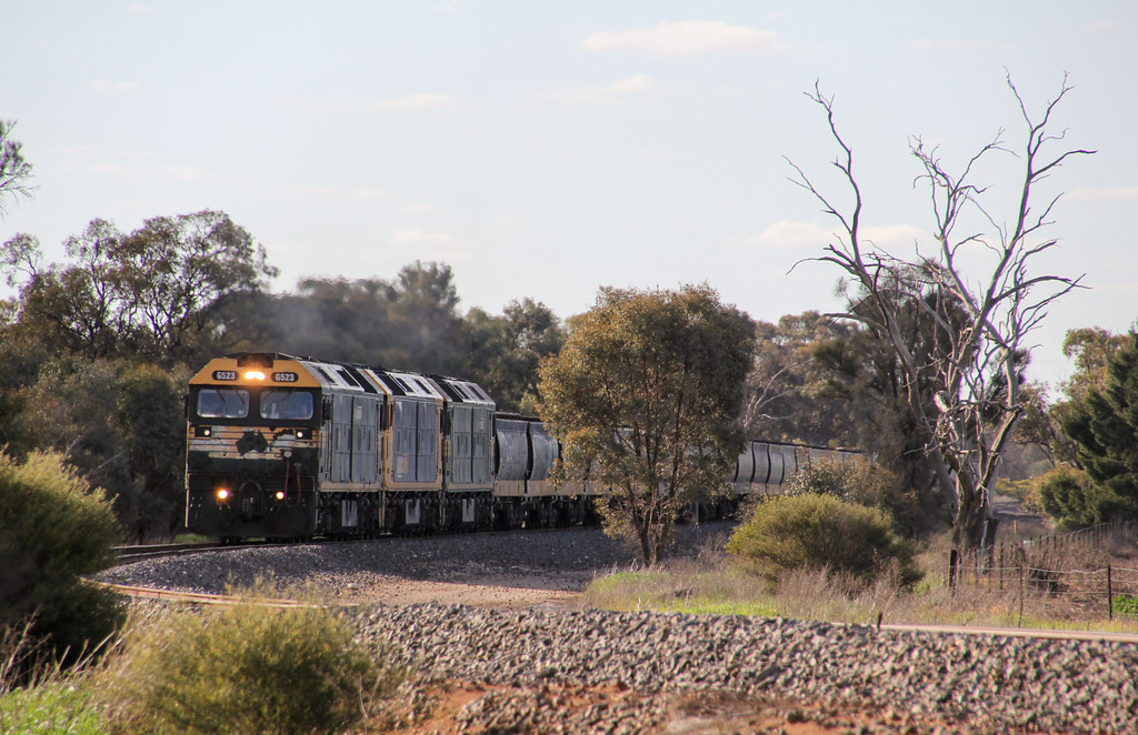 G523 BL31 and G520 trundle along with a loaded Hopetoun grain just South of Galaquil