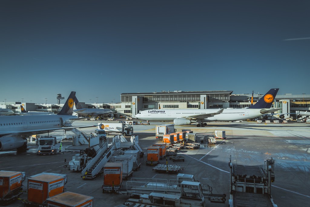 根據新法規，2025年起歐盟機場提供的航空燃料中，至少有2%必須是永續航空燃料。圖片來源：Unsplash