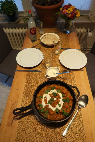 Kürbis-Curry mit Joghurt und Reis (Tischbild)