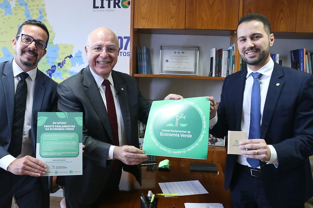 Deputado Arnaldo Jardim, juntamente com o Presidente da ABRALATAS entregando o selo de apoio a Frente Parlamentar da Economia Verde para o deputado Paulo Litro (19/09/23)