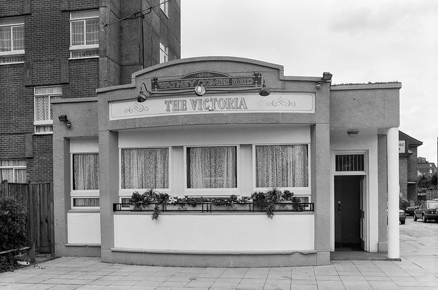 The Victoria, pub, Ravenscroft St, Shoreditch, Tower Hamlets, 1993, 93-7aa-42