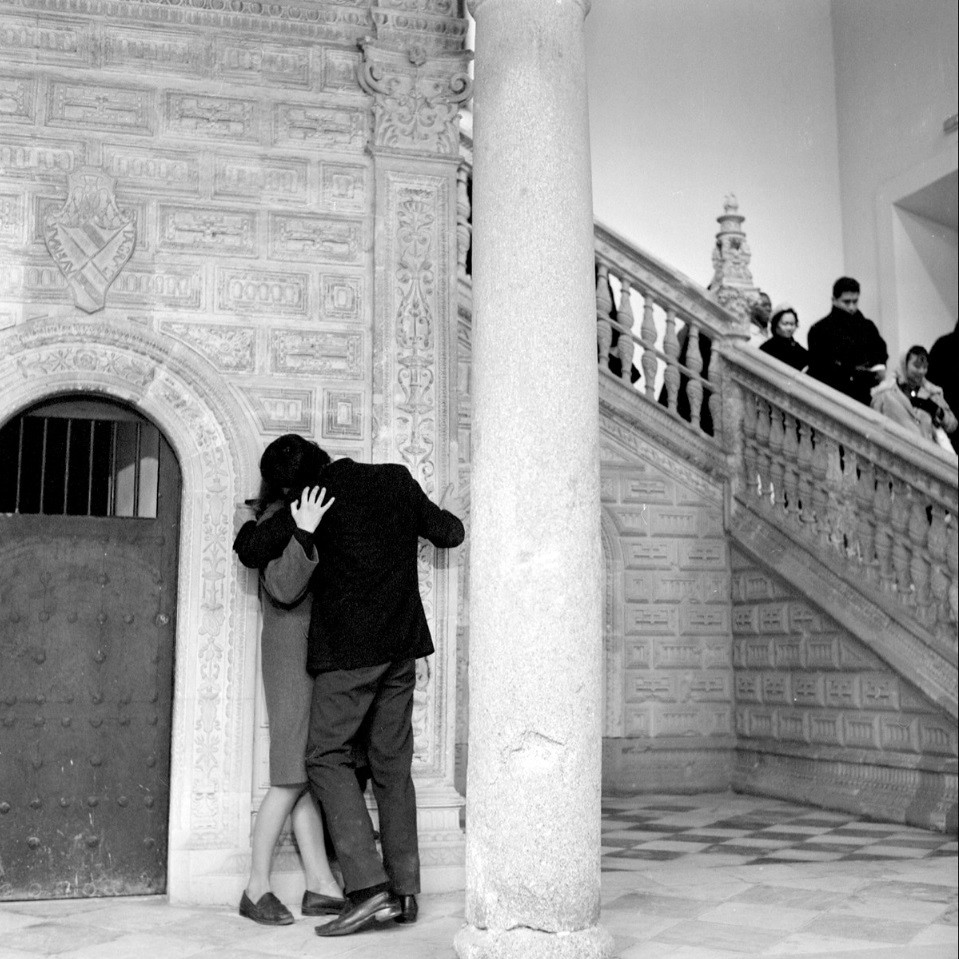 Escalera del Hospital de Santa Cruz. Escena de la película El Buen Amor. Fotografía de José Salvador en diciembre de 1962 © Filmoteca de Catalunya