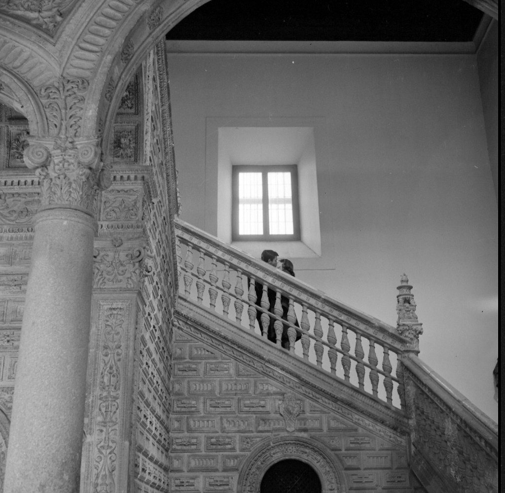 Escalera del hospital de Santa Cruz. Escena de la película El Buen Amor. Fotografía de José Salvador en diciembre de 1962 © Filmoteca de Catalunya