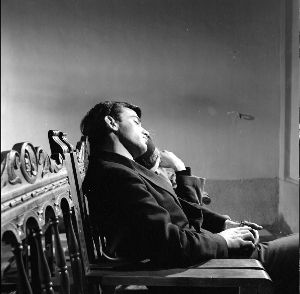 Dormidos tras quedarse contemplando un cuadro del Greco. Escena de la película El Buen Amor. Fotografía de José Salvador en diciembre de 1962 © Filmoteca de Catalunya