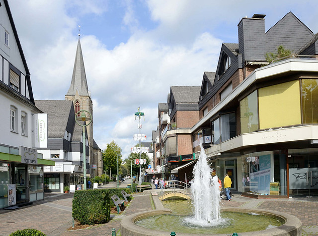 0775      Blick in die Fußgängerzone, Hauptstraße - sprudelnder Brunnen / Kirchturm; Fotos aus der Stadt Sundern im Hochsauerlandkreis in Nordrhein-Westfalen.