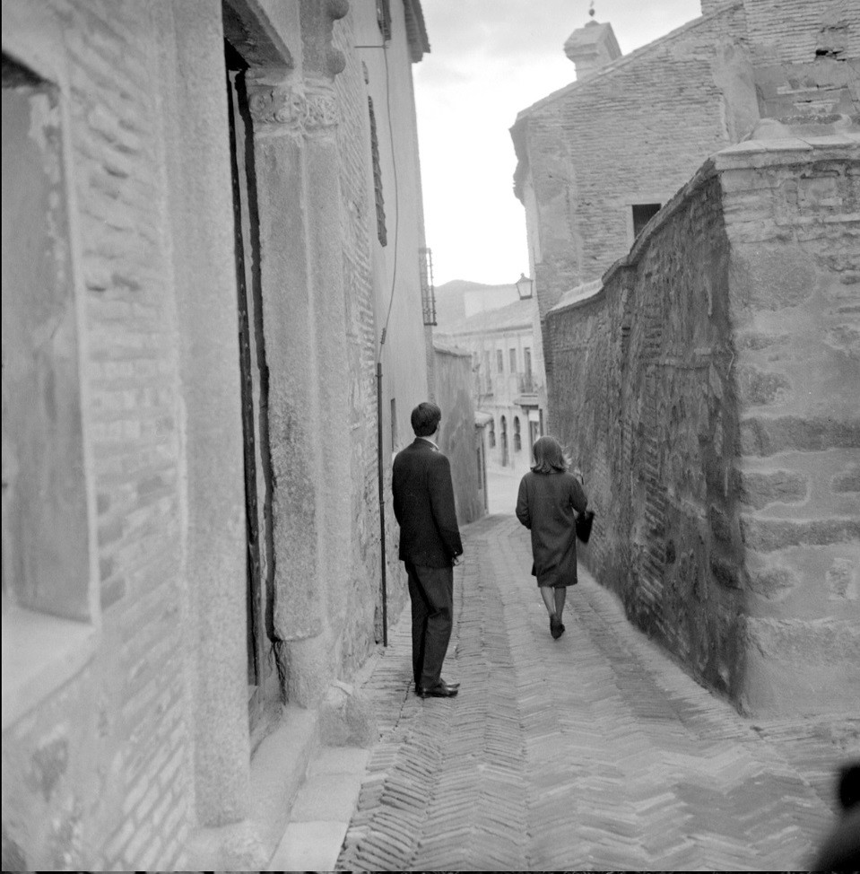 Calle en la judería junto al Museo del Greco y la Sinagoga del Tránsito. Escena de la película El Buen Amor. Fotografía de José Salvador a finales de 1962 o comienzos de 1963 © Filmoteca de Catalunya