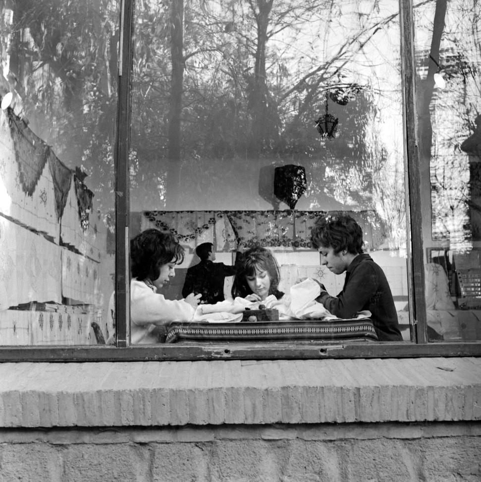 Mujeres en un taller de bordado de Toledo. Escena de la película El Buen Amor. Fotografía de José Salvador a finales de 1962 o comienzos de 1963 © Filmoteca de Catalunya