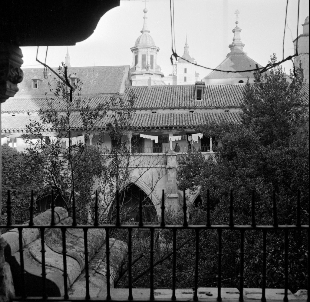 Claustro de la Catedral de Toledo. Escena de la película El Buen Amor. Fotografía de José Salvador a finales de 1962 o comienzos de 1963 © Filmoteca de Catalunya