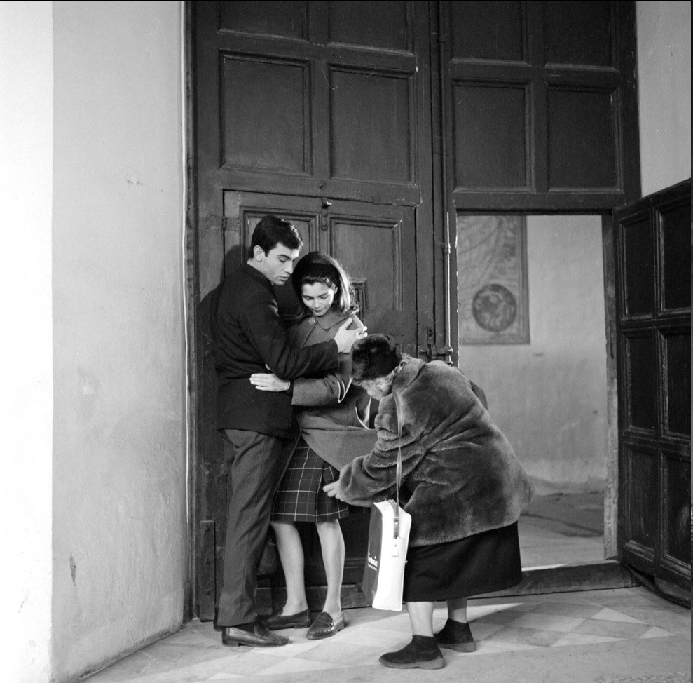 Una mujer con la pareja protagonista a la puerta de un museo. Escena de la película El Buen Amor. Fotografía de José Salvador a finales de 1962 o comienzos de 1963 © Filmoteca de Catalunya