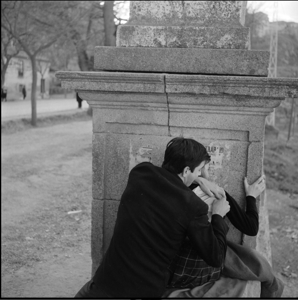Al pie de la escultura de un rey godo. Escena de la película El Buen Amor. Fotografía de José Salvador en diciembre de 1962 © Filmoteca de Catalunya