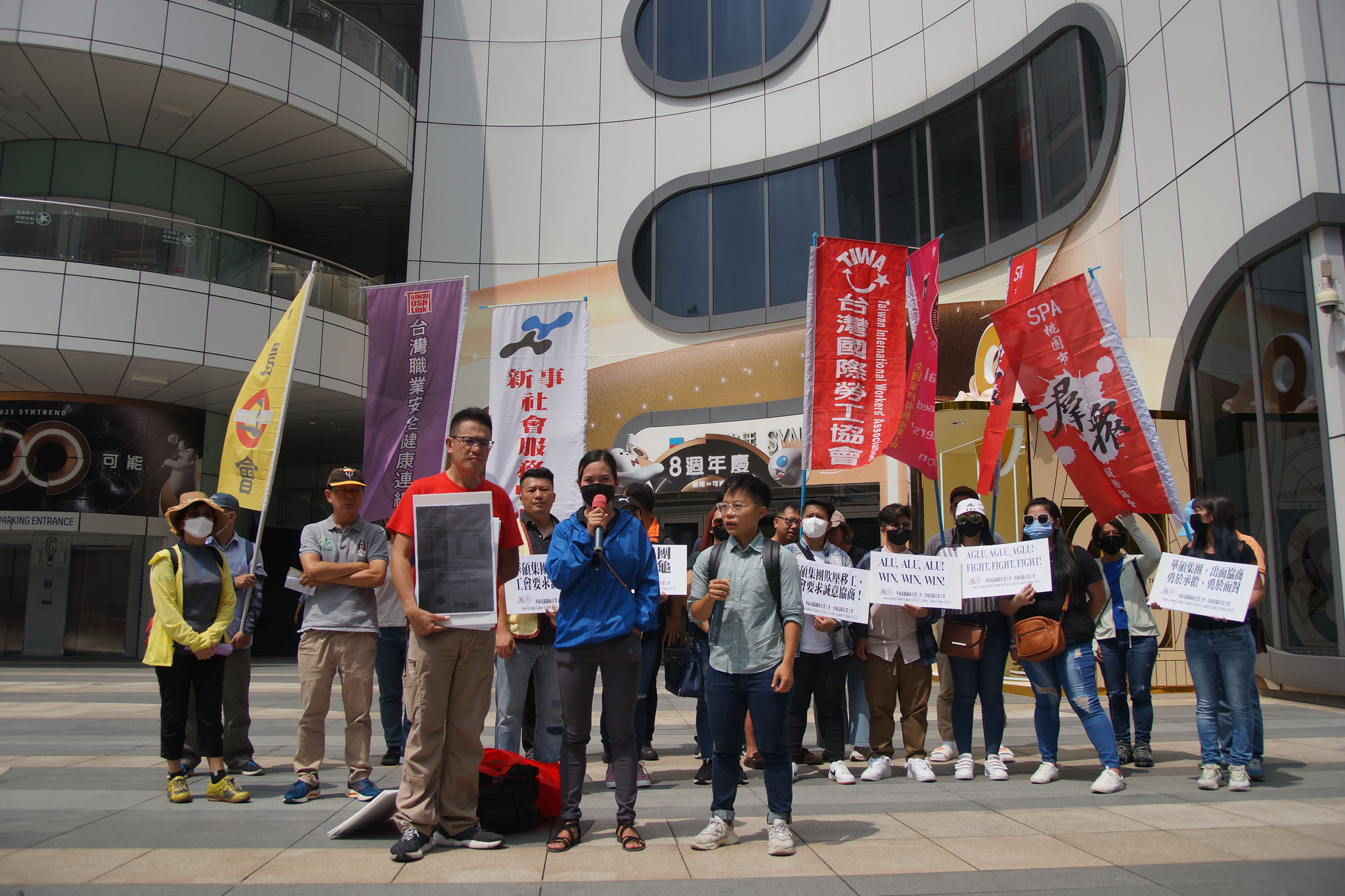移工組成的亞旭電腦企業工會在三創生活園區前要求母公司華碩出面負責。（攝影：王顥中）