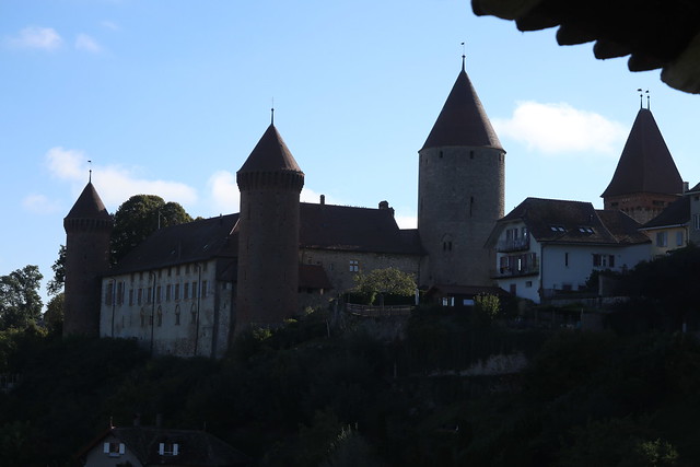 Schloss Chenaux Estavayer - le - Lac ( Baujahr 13. Jahrhundert - Mittelalter - Stil savoisch - château castello castle ) in der Altstadt - Stadt Estavayer - le - Lac im Kanton Freiburg - Fribourg in der Westschweiz - Suisse romande - Romandie der Schweiz
