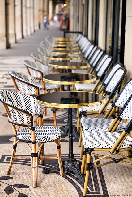 Chairs and table at typical sidewalk cafe in Paris, France - L1030557-Modifier