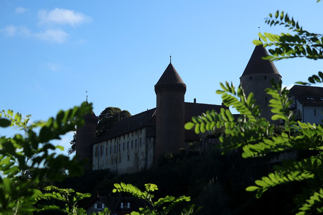 Schloss Chenaux Estavayer - le - Lac ( Baujahr 13. Jahrhundert - Mittelalter - Stil savoisch - château castello castle ) in der Altstadt - Stadt Estavayer - le - Lac im Kanton Freiburg - Fribourg in der Westschweiz - Suisse romande - Romandie der Schweiz