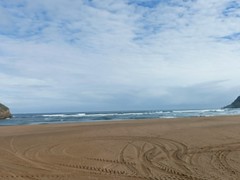 Playa la arena desde pobeu00f1a en este precioso su00e1bado de inicio del otou00f1o con cielo entre nubes y claros y buena temperatura con oleaje