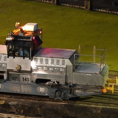 Im Glanz der Nacht am Panamakanal! ud83cudf19ud83dude82u2728 Diese mu00e4chtige Lokomotive zieht die riesigen Schiffe sanft durch die Kanalpassage. Ein faszinierendes Schauspiel, das die Welt verbindet. ud83cudf0eud83dudea2 #PanamakanalZauber #