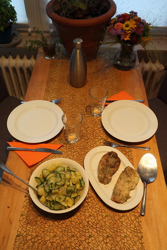 Rotbarschfilet zu Kartoffel-Gurkensalat (Tischbild)