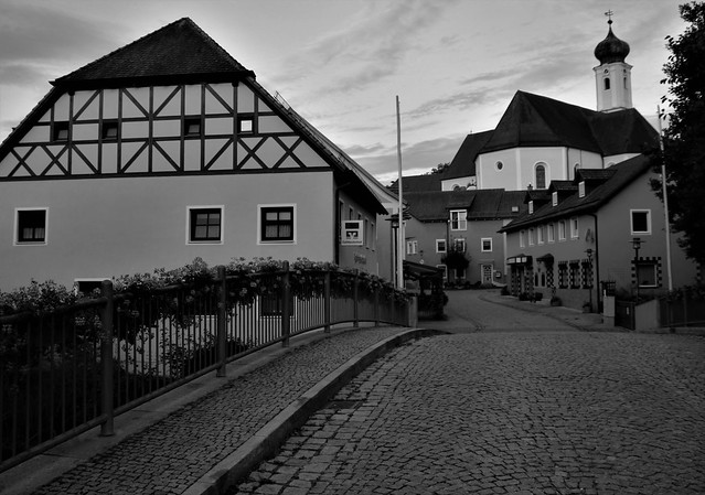 Black & White, St. Jakobus, Kirchpl. 17, 93164 Laaber, Federal Republic Of Germany.