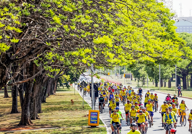 Passeio ciclístico no Parque da Cidade contou com mais de 400 ciclistas