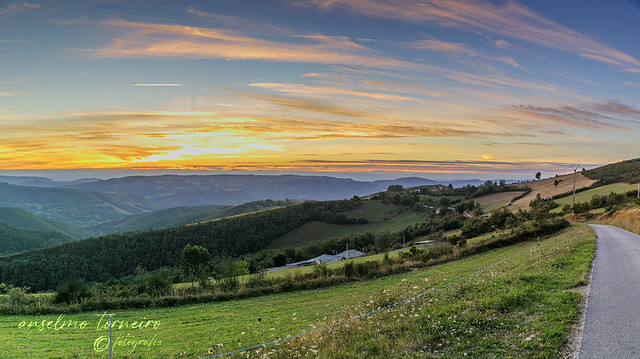 Panorámica de la puesta del sol en las montañas entre Sarceada y Vilar de Frades, Becerreá-Lugo