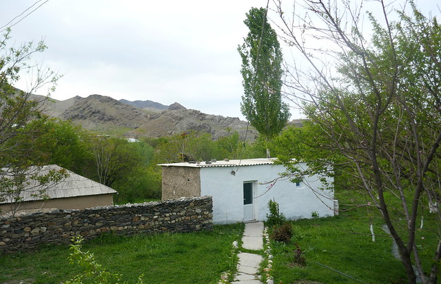 Les commodités, village tadjik de Sentob, Monts de Nuratau, district de Nourata, province de Navoï, Ouzbékistan.
