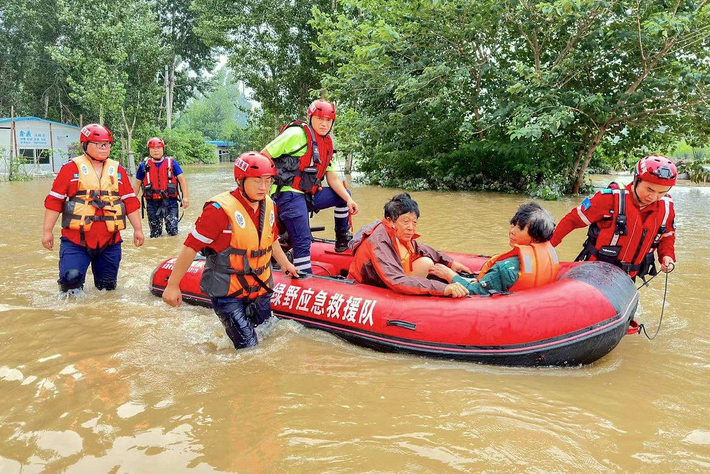 2023年8月2日，河北保定，民間救援隊用充氣式救援艇解救被困群眾。圖片來源：Cynthia Lee Alamy