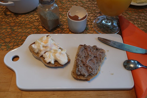 Eiersalat und Leberwurst auf Quark-Buttermilch-Brot