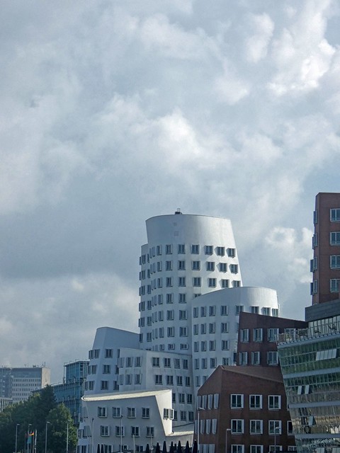 Medienhaven Dusseldorf. Futuristic buildings. Futurische gebouwen. Bâtiments futuristes. Futuristische Gebäude.