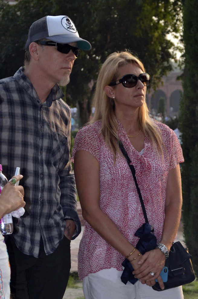 Джеймс Гетфілд разом зі своєю дружиною Франческою Томазі відвідали Тадж Махал 29 жовтня 2011 року