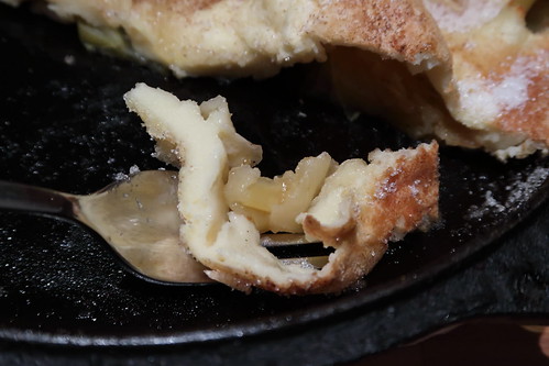 Bissen vom Apple Puffed Pancake