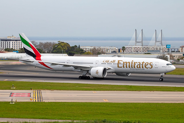 Emirates - Boeing 777-31H(ER) A6-ENG @ Lisbon