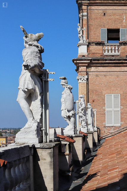 #a0313 Modena, statue dell'ex palazzo ducale