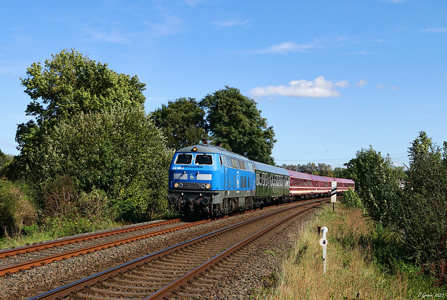 Press 218 055-2 mit einem Sonderzug aus Willingen auf der oberen Ruhrtalbahn bei Fröndenberg-Altendorf, 24.09.2023