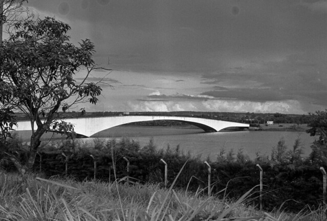 #TBT: Ponte Honestino Guimarães surgiu para incentivar ocupação do Lago Sul