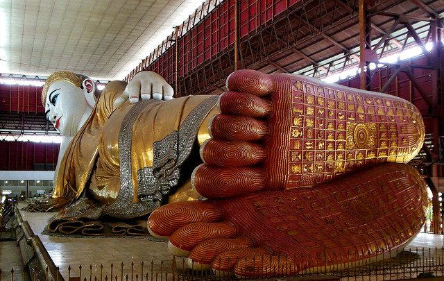 MYANMAR, Burma - in Yangon, der Chaukhtatgyi-Tempel mit der ca 70 m langen, liegenden Buddhastatue, Füße, 21665