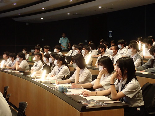 Okinawa Catholic Senior High School students visited OIST
