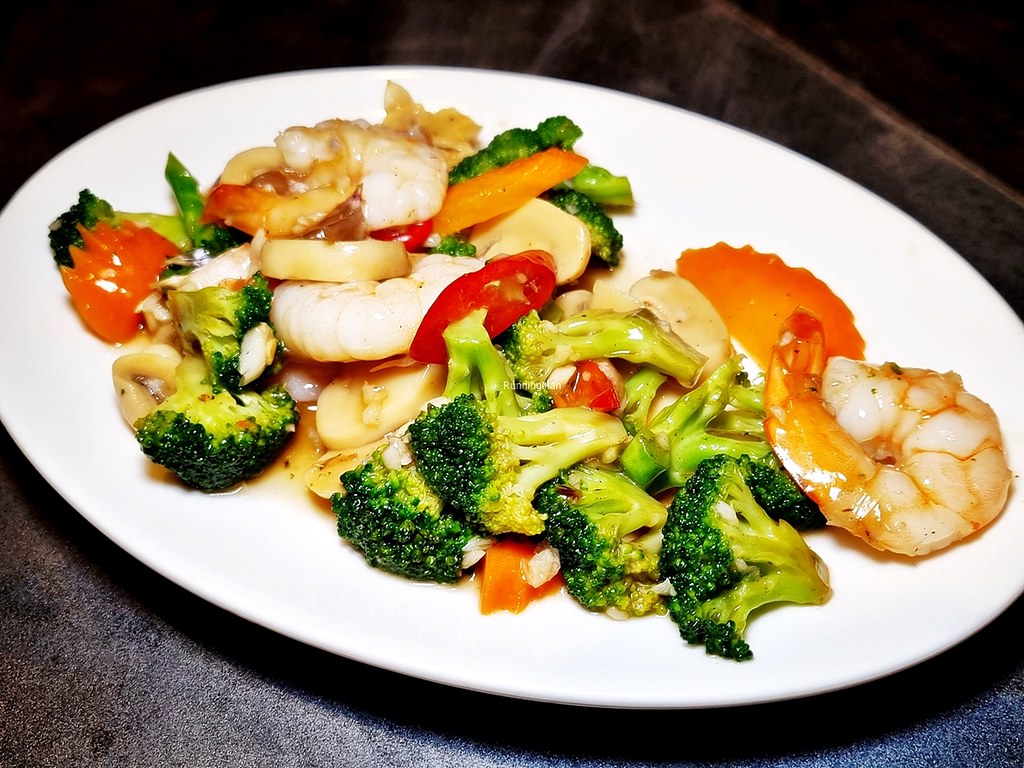 Pad Brokholi Goong Nam Mun Hoi / Stir-Fried Broccoli With Prawns