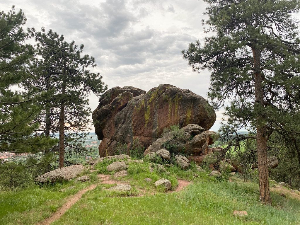 The boulder on Halfway House Trail near Panorama Point.