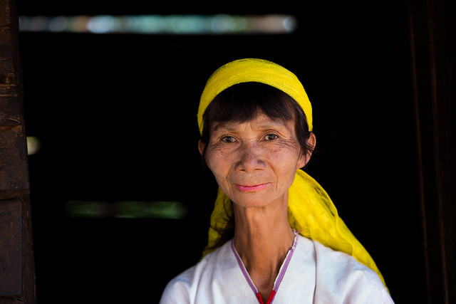 Birmanie; femme girafe sans anneaux.