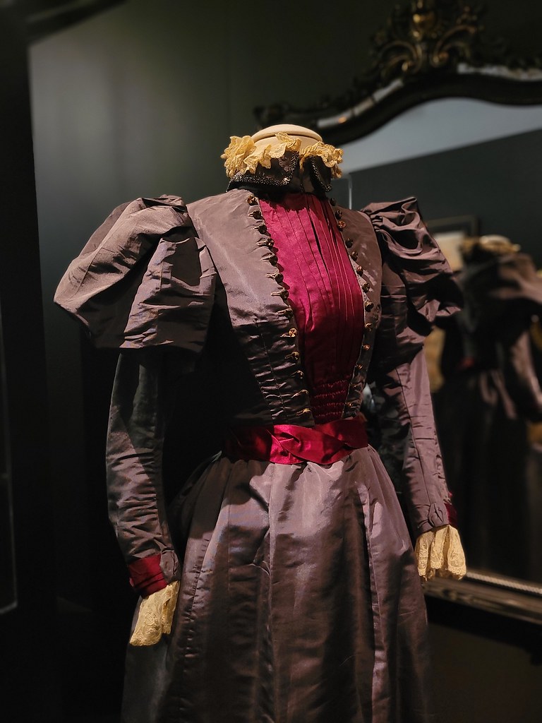 Robe 1897 en faille grise et taffetas rouge