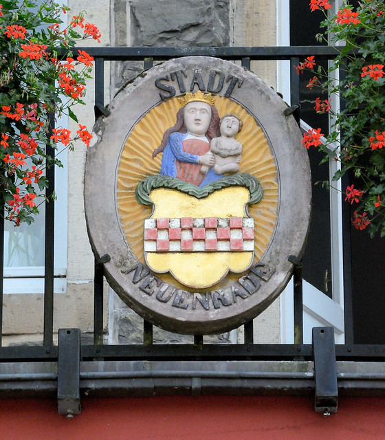 6807  Wappen der Stadt, gekrönte Gottesmutter , auf dem rechten Arm das Jesuskind; Fotos aus der Kleinstadt   Neuenrade  im Märkischen Kreis  in Nordrhein-Westfalen.