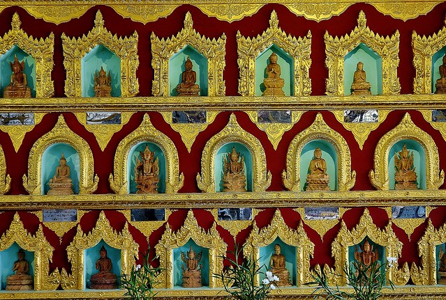 MYANMAR, Burma - in Yangon, der Chaukhtatgyi-Tempel mit der ca 70 m langen, liegenden Buddhastatue,  100e MinI.Buddhas21672