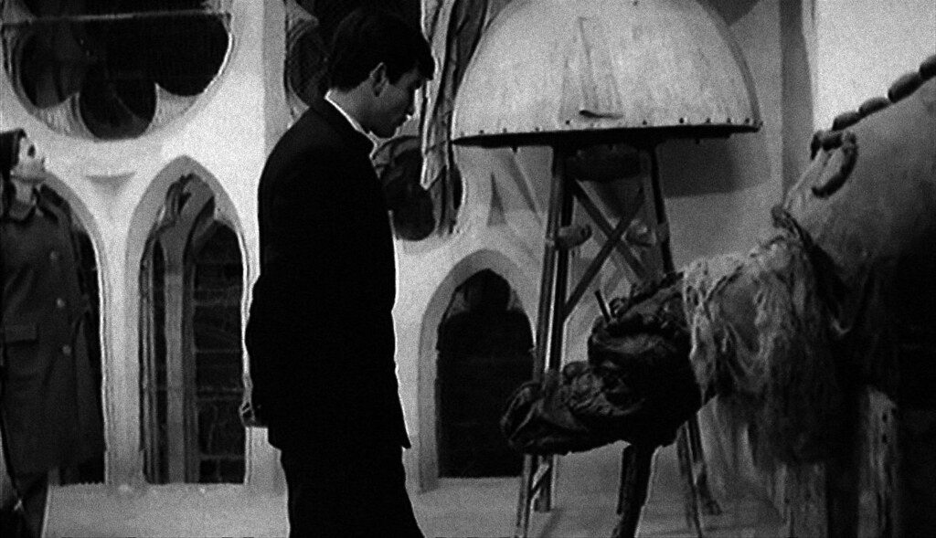 Tarasca y gigantón en la catedral. Escena de El Buen Amor, película estrenada en 1963